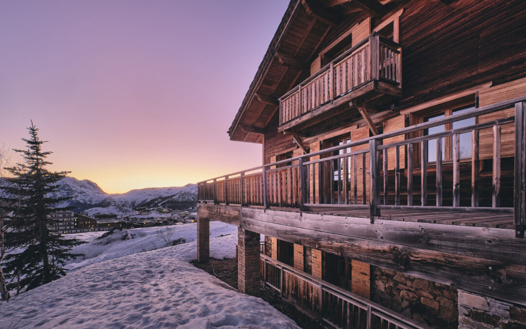 Bardage bois ou composite pour rénover son chalet ?